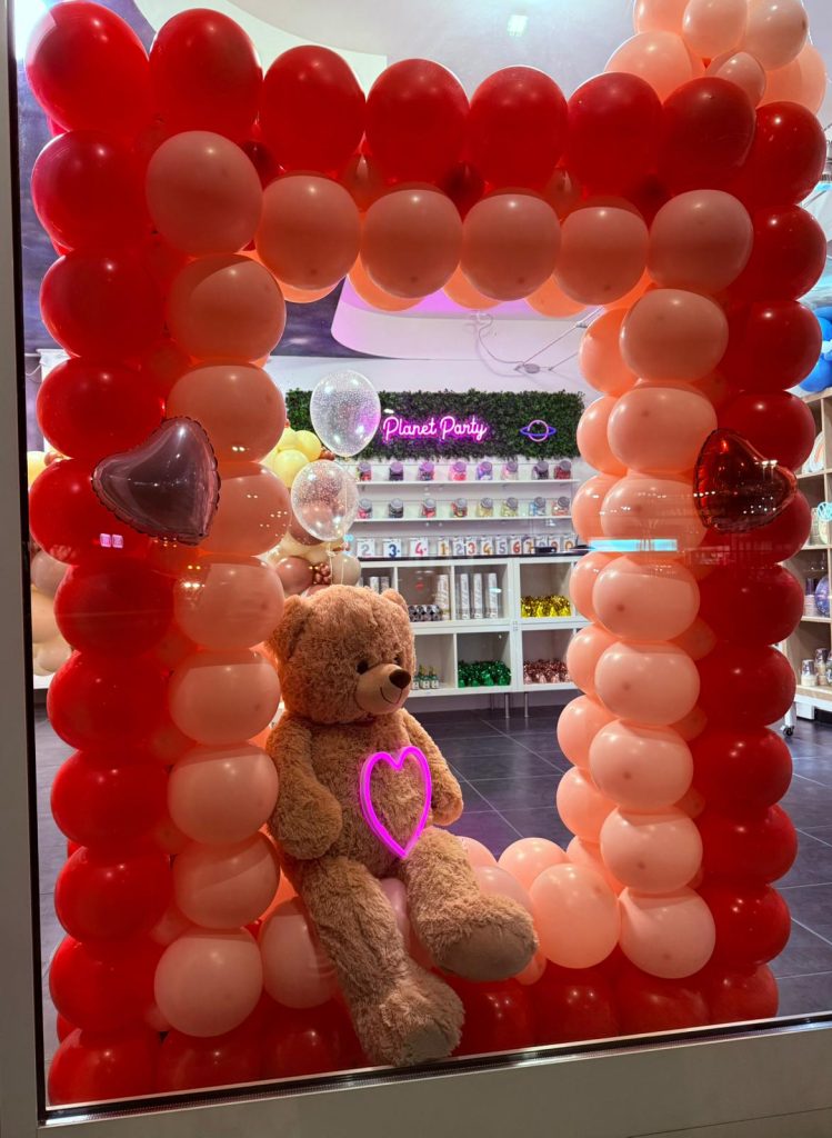 Planet Party-allestimento vetrina per San Valentino